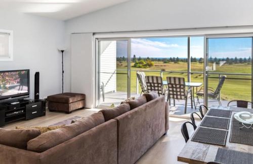 Carrickalinga House | 50 Turnberry Drive