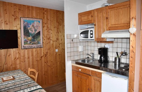 Pralognan-la-Vanoise Apartment | 50m from resort center, 5th floor, balcony, tv, ski locker, 19m², Pralognan-la-Vanoise