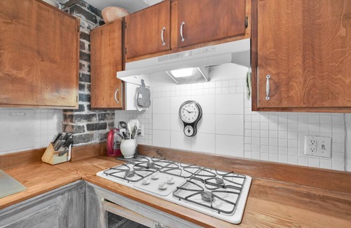 Beach Institute Cottage | 535 E. Gordon St.: 1 BR, 2 BA Cottage in Savannah, Sleeps 2