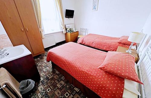 Cleethorpes House | 55 Clee Road, Cleethorpes Spacious Guest House by Sea