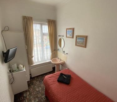 Cleethorpes House | 55 Clee Road, Cleethorpes Spacious Guest House by Sea