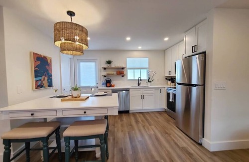 Naples Park Cottage | 558 Pink Pearl Cottage| New Pool | Mins 2 Beaches