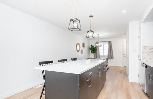 Winnipeg Apartment | (585)Modern and Convenient Three-Bedroom Close to Grant Park (B)