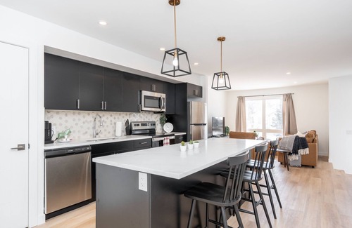 Winnipeg Apartment | (585)Modern and Convenient Three-Bedroom Close to Grant Park (B)