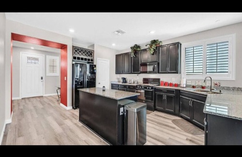 Henderson House | 5Bdrm Prime Location Oasis