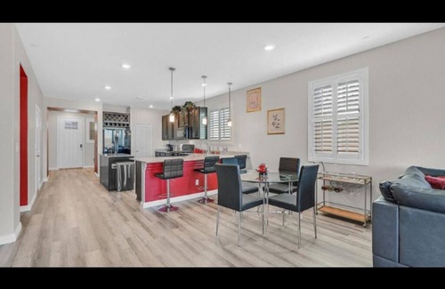 Henderson House | 5Bdrm Prime Location Oasis
