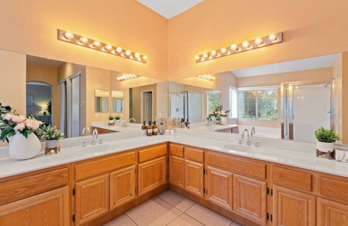 Riverside House | 5BR/3BA | Queen Beds | Family Home in Riverside