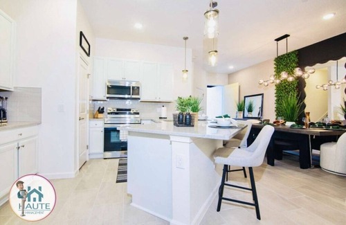Mariner's VIllage House | “5BR/5BA Townhome w/Screened Pool & Aquarius Club – Near SeaWorld”