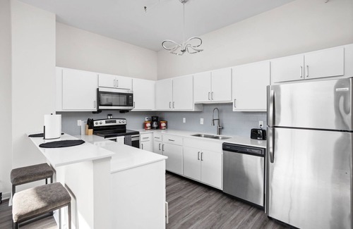 Mile Square Apartment | 5BR Cozysuites The Block with Pool Table