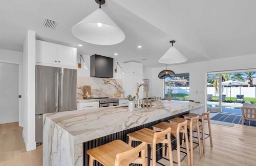 Palma Sola House | 5BR House with New Heated Pool ! 6mi from AMI Beach & IMG Academy