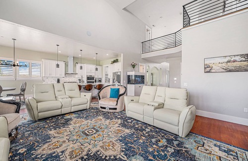 Hudson Villa | 5BR King’s Retreat Grand Villa w/Patio + Views