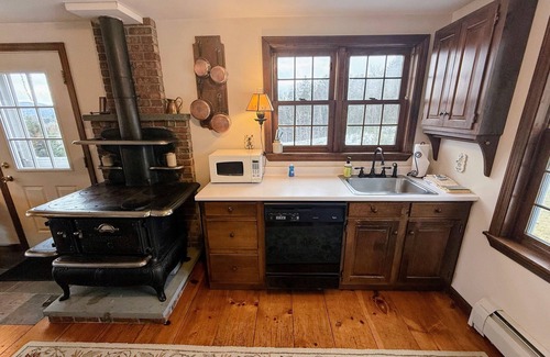 Whitefield House | 5H Charming hilltop Farmhouse with Stunning Views, near Mountain View Grand Resort!