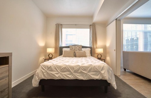 Salt Lake City Apartment | 5☆Luxury heart of Sugarhouse Hot Tub ☆ Gym ☆ BBQ plus shared Fire Pit