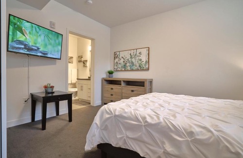 Salt Lake City Apartment | 5☆Luxury heart of Sugarhouse Hot Tub ☆ Gym ☆ BBQ plus shared Fire Pit