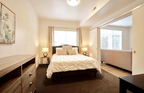 Salt Lake City Apartment | 5☆Luxury heart of Sugarhouse Hot Tub ☆ Gym ☆ BBQ plus shared Fire Pit