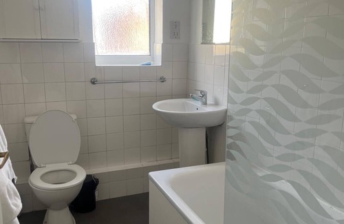 Hillingdon Apartment | 5mins walk to the tube station and amazing neighbourhood