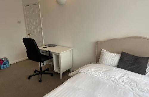 Hillingdon Apartment | 5mins walk to the tube station and amazing neighbourhood