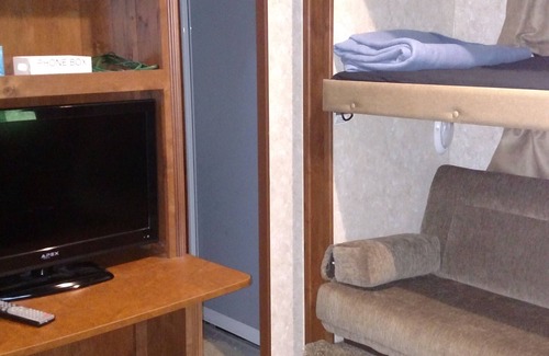 Bluff Mountain House | 5th Wheel, Delivered to YOUR DREAM LOCATION in the GSMNP! Stay in the ACTION !