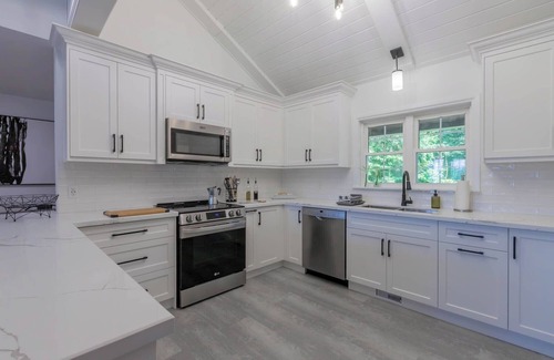 Muskoka Lakes House | 6 Bed 4 Full Bath Muskoka Waterfront Cottage! Sleeps 14
