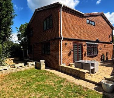 Walsall Villa | 6 Bedroom 4 bathroom House in Birmingham, Wolverhampton, Walsall, 14 guests or more, Contractors, Family & Groups
