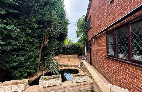 Walsall Villa | 6 Bedroom 4 bathroom House in Birmingham, Wolverhampton, Walsall, 14 guests or more, Contractors, Family & Groups