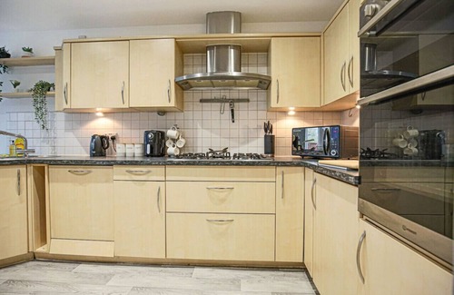 Milton Keynes House | 6 Bedroom House- Free Parking, Fast Wifi & SmartTV