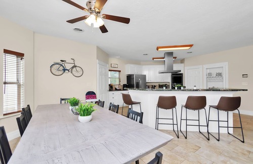 Humble House | 6-Bedroom Lakeside Escape: 25 Min to Downtown LS