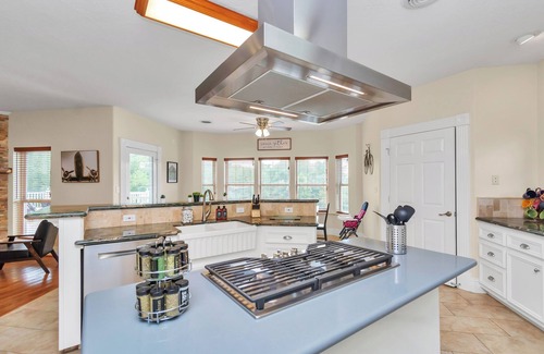 Humble House | 6-Bedroom Lakeside Escape: 25 Min to Downtown LS