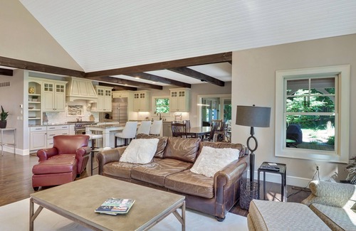 Boyne Falls House | 6 Bedroom Oasis | Ski-In/Ski-Out | Hot Tub | Steps to the Alpine Chairlift |