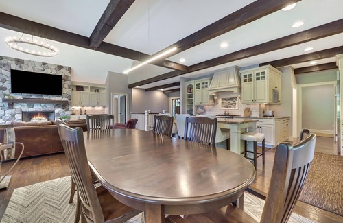 Boyne Falls House | 6 Bedroom Oasis | Ski-In/Ski-Out | Hot Tub | Steps to the Alpine Chairlift |