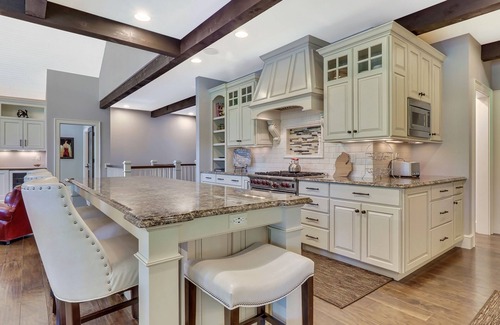 Boyne Falls House | 6 Bedroom Oasis | Ski-In/Ski-Out | Hot Tub | Steps to the Alpine Chairlift |