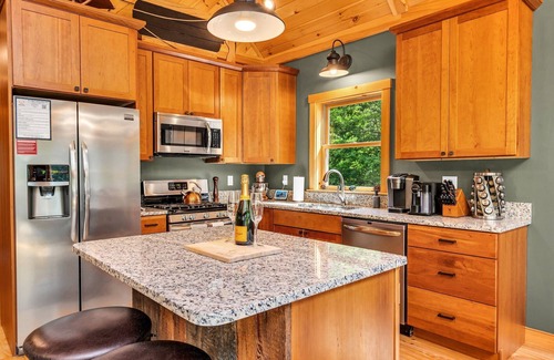 Bethel Ski Chalet | 6 min to Sunday River-Hot Tub-Fire Pit-Theater-Game Room-Sleeps 12