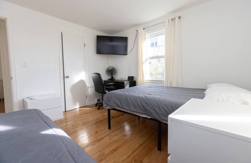New Haven House | 6 mins Drive to Yale Uni/ 4BR2BTH/ Pool Table