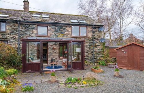 Bampton House | 6 The Mews - Cosy Cottage with garden