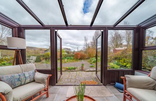 Bampton House | 6 The Mews - Cosy Cottage with garden