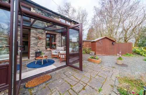 Bampton House | 6 The Mews - Cosy Cottage with garden