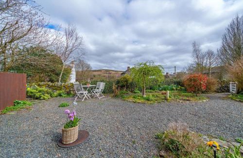 Bampton House | 6 The Mews - Cosy Cottage with garden