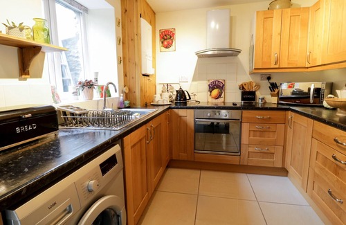 Caernarfon Cottage | 60 HYFRYDLE ROAD, pet friendly, character holiday cottage in Talysarn