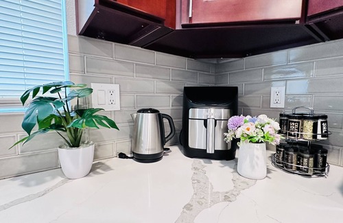 Fullerton Cottage | 600 sqft GARDEN VIEW 10mins to DISNEYLAND Guest House w/Private Entrance