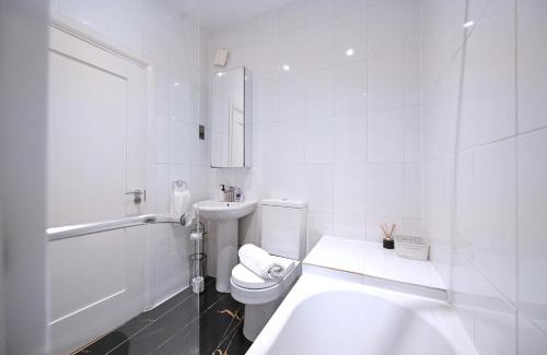 New Cross Apartment | 60C Lewisham Way SE14 6NY London Umodzi House