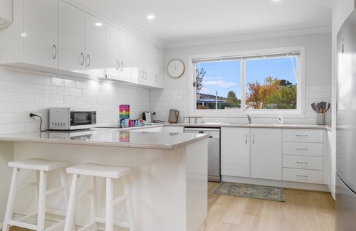Berridale House | 61 Myack Street - Modern 4BR Home in Berridale l WiFi l Aircon