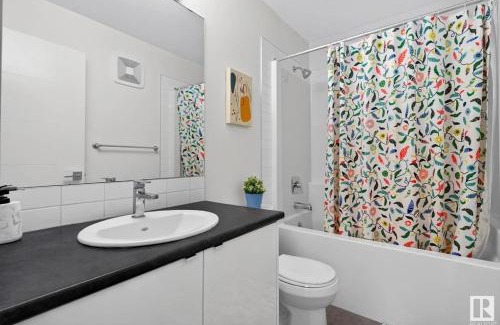 Southwest Edmonton House | 6503 King Wynd SW