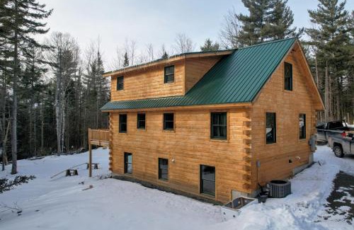 Carroll House | 65PT New Log Cabin in Private Setting. Hot tub. Gym/Pool Access!