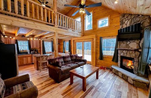 Carroll House | 65PT New Log Cabin in Private Setting. Hot tub. Gym/Pool Access!