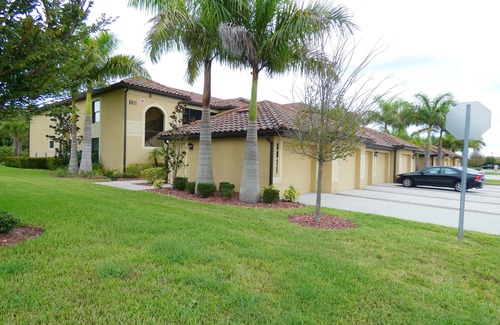Bradenton House | 6611-202 Beautiful Veranda close to the pools and golf membership
