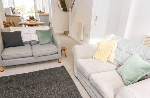 Mylor Bridge House | 6A LEMON HILL, pet friendly, with open fire in Mylor Bridge