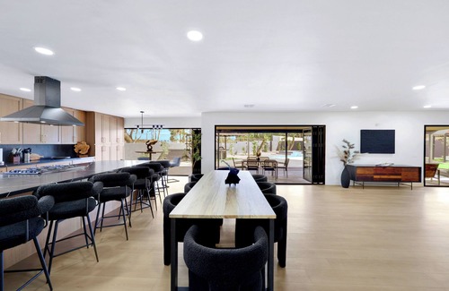 Paradise Villa | 6BD/5BA Ultimate Luxury Retreat/Pool, Sports Courts, Putting Green/13 BEDS