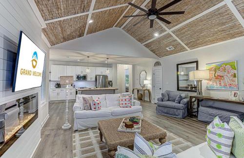 Cottonwood Shores House | 6BD Retreat for 14 with Fire Pit Patio & Lake Access