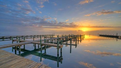 Flour Bluff House | 6BDR Bay Haven w Shared Waterfront Pool Boat Dock Keeper Trout by AvantStay