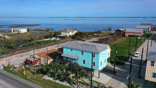 Flour Bluff House | 6BDR Bay Haven w Shared Waterfront Pool Boat Dock Keeper Trout by AvantStay